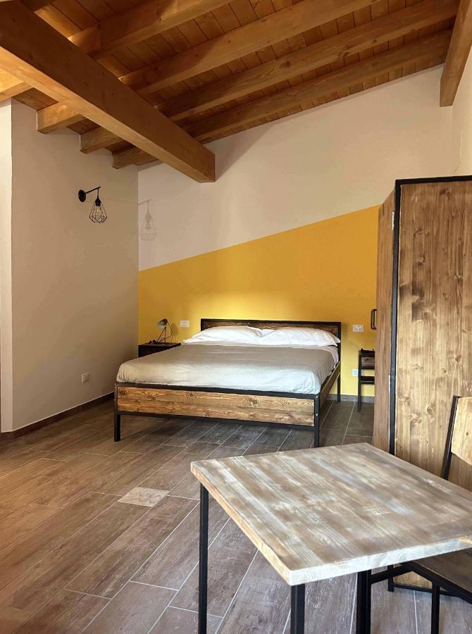 La Volpe Rossa Rooms And Apartments San Felice del Benaco Habitación foto